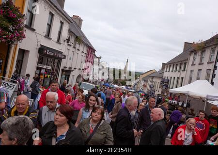 Des cowds de personnes remplissent les rues pendant la foire Auld Lammas à Ballycastle, Moyle, comté d'Antrim, Irlande du Nord, Royaume-Uni Banque D'Images