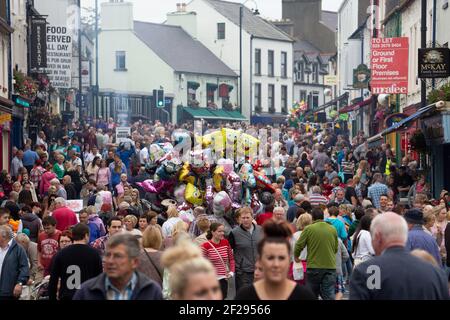 Des cowds de personnes remplissent les rues pendant la foire Auld Lammas à Ballycastle, Moyle, comté d'Antrim, Irlande du Nord, Royaume-Uni Banque D'Images