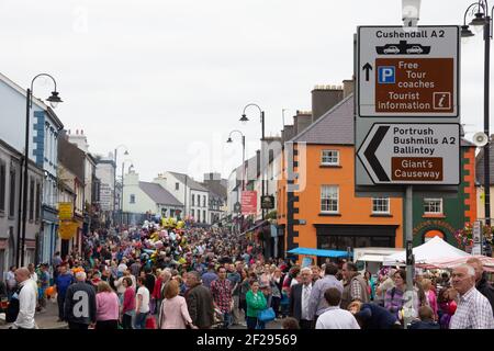 Des cowds de personnes remplissent les rues pendant la foire Auld Lammas à Ballycastle, Moyle, comté d'Antrim, Irlande du Nord, Royaume-Uni Banque D'Images