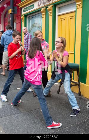 Les filles jouant à des jeux de palpage à la main à la foire Auld Lammas, Ballycastle, Moyle, County Antrim, Irlande du Nord, ROYAUME-UNI Banque D'Images