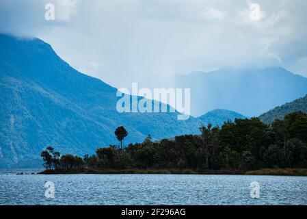 Lac te Anau et chaînes de montagnes dans les nuages de pluie, Nouvelle-Zélande Banque D'Images