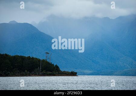 Lac te Anau et chaînes de montagnes dans la brume, Nouvelle-Zélande Banque D'Images