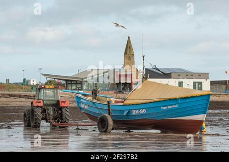 Bateau de pêche Coble Tradditional étant sorti de la mer après un voyage de pêche. Banque D'Images