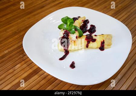 Crêpe avec fromage cottage et confiture. Gros plan, mise au point sélective Banque D'Images