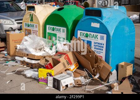 Déchets autour des bacs de recyclage mélangés. Les cartons sont jetés à côté des bacs de recyclage pleins. Point de collecte des déchets de déchets de déchets de déchets de déchets à Sofia Bulgarie, Europe, UE Banque D'Images