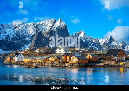 Rorbu traditionnels en bois cabanes de pêcheurs dans le village de Sakrisoy sur l'Île Moskenesoya dans îles Lofoten en Norvège Banque D'Images