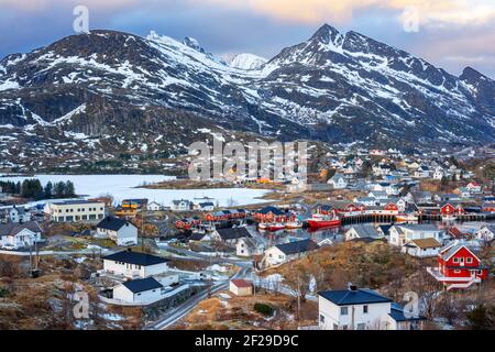 Vue aérienne sur le paysage et magnifique vue panoramique sur le lac Sørvågvatnet Et le village de pêcheurs Sørvågen situé sur la côte de la mer de Norvège Sur Moskenesøy Banque D'Images