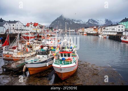 Port au village de pêcheurs de Henningsvaer sur les îles Lofoten En Norvège Banque D'Images