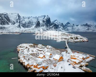 Vue aérienne des cabanes traditionnelles de pêcheurs de rorbu en bois dans le village De Sakrisoy sur l'île de Moskenesoya dans les îles Lofoten en Norvège Banque D'Images