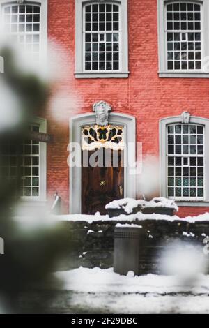 Un cliché sélectif d'un magnifique corail de la vieille ville bâtiment et fenêtres avec grilles Banque D'Images