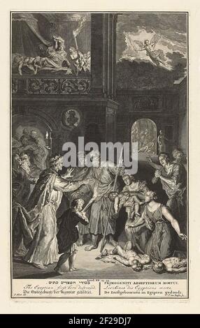 Mort du premier-né en Égypte; les premiers bornews dans les égieux tués.dieu punit les Égyptiens en tuant tous leurs premiers-nés. Un enfant mort est à regretter dans chaque maison. Le fils du Pharaon est également tué. Juste au-dessus de l'ange de Dieu qui a apporté la mort au sujet de l'Égypte. Illustration pour l'ancien Testament, Exod. 12: 29-33. Sous le spectacle un titre en hébreu, anglais, allemand, latin, français et néerlandais. Banque D'Images
