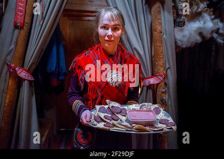 Cuisine sami typique dans une maison familiale sami à Lønsdal Storjord, Norvège. Parc national de Saltfjellet-Svartisen. Gurpi, sami renne salami. Gurpi est Banque D'Images