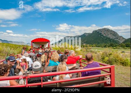Le train rouge (train rouge) Est un train touristique populaire voyageant la vallée d'Agly dans Sud de la France Banque D'Images