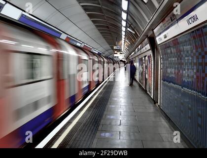 Londres- Mars 2021: Plate-forme souterraine de Londres sans personne pendant le confinement de Covid 19 Banque D'Images