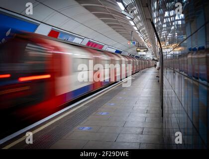 Londres- Mars 2021: Plate-forme souterraine de Londres sans personne pendant le confinement de Covid 19 Banque D'Images