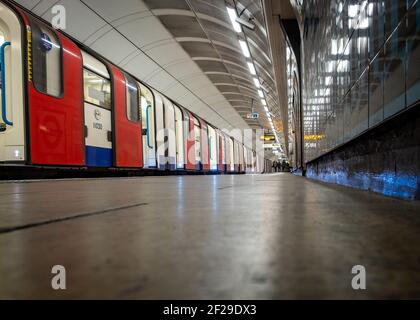 Londres- Mars 2021: Plate-forme souterraine de Londres sans personne pendant le confinement de Covid 19 Banque D'Images