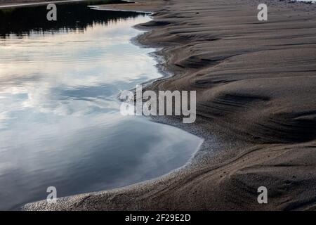 Plage avec des formations de sable jaune à la mer Baltique golfe de Riga Banque D'Images