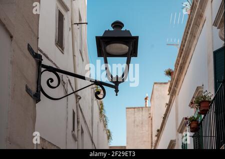 Paysage typique dans la pittoresque vieille ville de Locorotondo, Puglia Banque D'Images