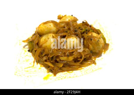 Œufs de caille rôtis dans le style de la cuisine du Kerala isolé sur fond blanc. Banque D'Images