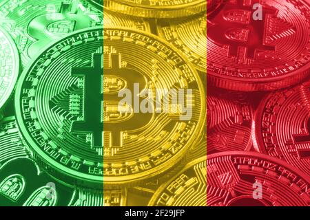 Drapeau bitcoin du Mali, concept de crypto-monnaie du drapeau national fond noir Banque D'Images