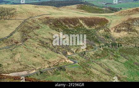 Panorama aérien vue sur les routes et les sentiers qui traversent les montagnes ; Auvergne, France. Paysage sec Banque D'Images