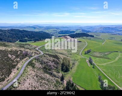 Panorama aérien vue sur les routes et les sentiers qui traversent les montagnes ; Auvergne, France. Paysage sec Banque D'Images