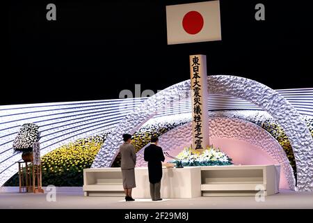 Tokyo, Japon. 11 mars 2021. L'empereur du Japon Naruhito (R), accompagné de l'impératrice Masako, prononce son discours devant l'autel des victimes du tremblement de terre et du tsunami au service commémoratif national de Tokyo le 11 mars 2021, à l'occasion du 10e anniversaire du séisme de magnitude 9.0 qui a déclenché un tsunami et une catastrophe nucléaire. Crédit : POOL/ZUMA Wire/Alay Live News Banque D'Images