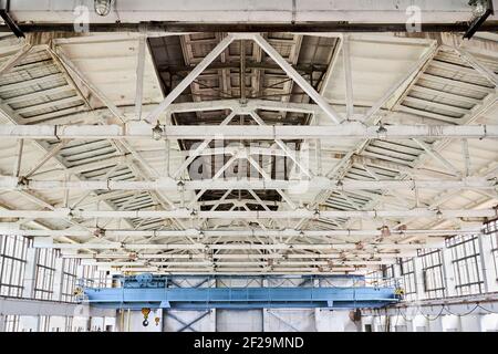 Pont roulant et complexe de plancher en béton plafond voûté avec traverses poutres plafonds à l'intérieur du bâtiment d'usine pour l'arrière-plan industriel. Banque D'Images