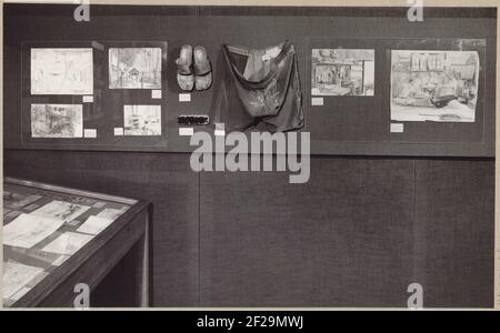 Salle du KOG avec divers objets sur le mur et dans des vitrines, y compris des shorts et quelques chaussons; l'exposition néerlandaise dans les camps japonais .. Banque D'Images