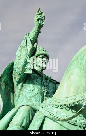 Premier en Russie Ivan le monument terrible sur bleu clair vue rapprochée du ciel Banque D'Images