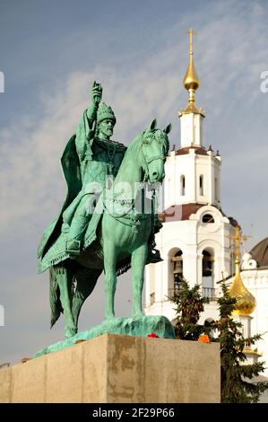 Premier en Russie Ivan le terrible monument sur socle en béton Près de l'église Bogoyavlenskaya verticale Banque D'Images