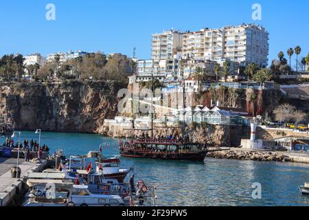 ANTALYA, TURQUIE - 22 décembre 2018; vue sur les bateaux yachts et les galléons touristiques amarrés dans la vieille marina ou port de Kaleici à la mer Méditerranée. Banque D'Images