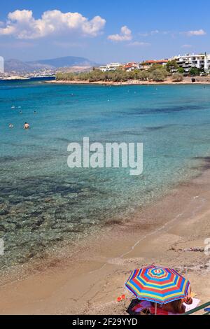 Saronida Beach, une station balnéaire populaire dans la région d'Attica, très proche de la ville d'Athènes, capitale de la Grèce, Europe Banque D'Images