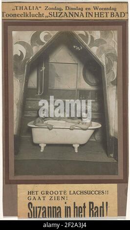 Scène de 'Suzanna dans le bain': Deux actrices dans la baignoire avec le texte publicitaire autour .. Banque D'Images