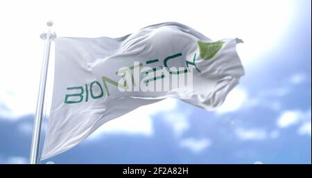 Rome, Italie, 26 janvier 2021 : drapeau blanc avec le logo Biontech qui agite dans le vent. Biontech est une société pharmaceutique allemande qui a produit un Banque D'Images