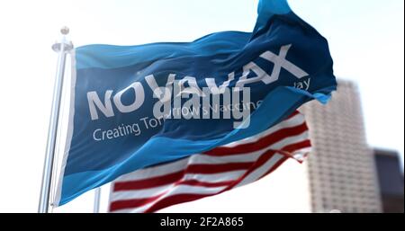 Gaithersburg, MD, USA, 28 janvier 2021: Drapeau avec le logo Novavax agitant dans le vent avec le drapeau américain en arrière-plan. Novavax a annoncé dev Banque D'Images