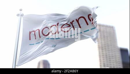 Rome, Italie, 26 janvier 2021 : drapeau blanc avec le nouveau logo Moderna qui agite dans le vent. Moderna est une société pharmaceutique américaine qui a produit Banque D'Images