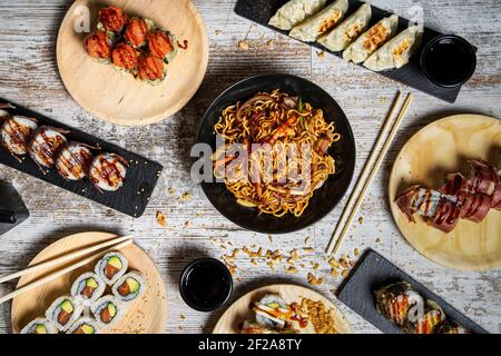 Des plats japonais traditionnels sont servis sur une table en bois. Vue de dessus Banque D'Images