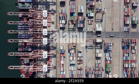 Pékin, Chine. 22 février 2021. Une photo aérienne prise le 22 février 2021 montre un terminal à conteneurs du port de Tianjin dans la municipalité de Tianjin, dans le nord de la Chine. Credit: Zhao Zishuo/Xinhua/Alay Live News Banque D'Images