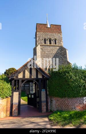 Eglise de St Mary & All Saints, Stambridge Road, Stambridge, Essex, Royaume-Uni. Village rural église. Ragstone, flanelle et brique. Entrée Lychgate Banque D'Images