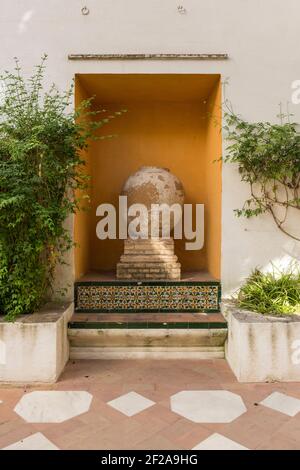 Une vieille urne ou une terre cuite dans une cour de l'Alcazar de Séville, ou le palais Alcazar de Séville en Espagne Banque D'Images