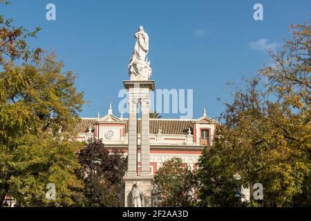 Le Monumento a la Inmaculada Concepcion ou monument à la Conception immaculée Plaza del Triunfo à Séville Espagne Banque D'Images