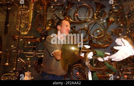 ADRIAN HOLLOWAY, PROJET DE LA GALERIE DE MUSIQUE MOODINATOR AU MUSÉE HORNIMAN À FOREST HILL, SOUTH LONDON PRÉPARATION DE LA COLLECTION CARSE SUR LES INSTRUMENTS DE VENT, QUI FAIT PARTIE DE LA GALERIE DE MUSIQUE HORNIMAN, UNE COLLECTION DE QUELQUE 8,000 INSTRUMENTS DE MUSIQUE.9/12/02 PILSTON Banque D'Images