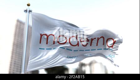 Cambridge, ma, Etats-Unis, 26 janvier 2021 : drapeau blanc avec le nouveau logo Moderna qui agite dans le vent. Moderna est une société pharmaceutique américaine qui a Banque D'Images
