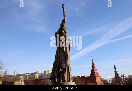 Monument au Saint-Prince Vladimir le Grand sur la place Borovitskaya à Moscou près du Kremlin, Russie. La cérémonie d'ouverture a eu lieu le 4 novembre, Banque D'Images