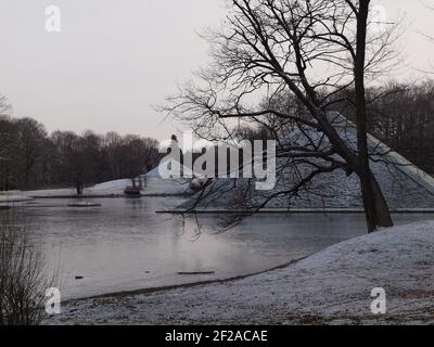 Pyramides enneigées d'hiver dans le parc Branitz près de Cottbus Banque D'Images