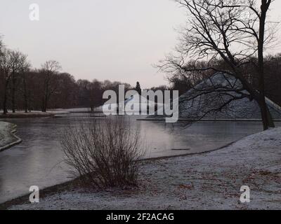 Pyramides enneigées d'hiver dans le parc Branitz près de Cottbus Banque D'Images