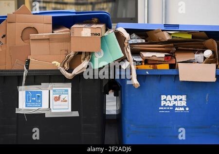 Berlin, Allemagne. 09e mars 2021. Il y a deux poubelles en carton et en papier qui débordent devant une résidence. Credit: Kira Hofmann/dpa-Zentralbild/dpa/Alay Live News Banque D'Images