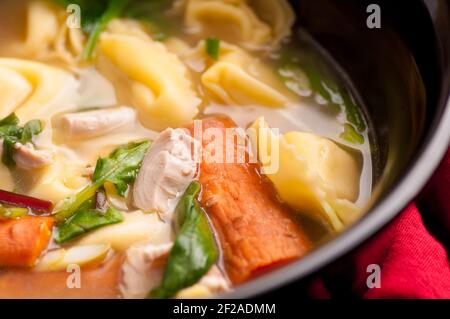 riche soupe de tortellini aux pâtes avec poulet et légumes frais Banque D'Images