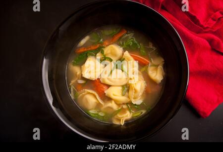 riche soupe de tortellini aux pâtes avec poulet et légumes frais Banque D'Images